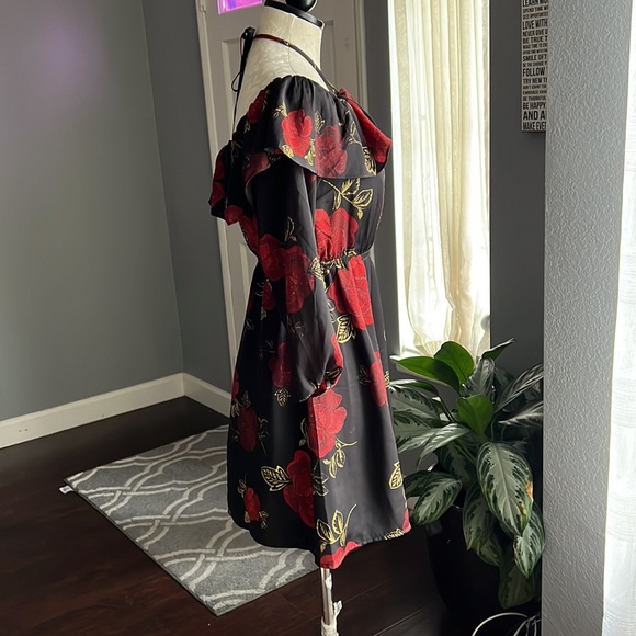 Cupcakes & Cashmere Halter Tie Off Shoulder Floral Dress - Picture 4 of 9